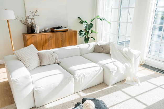Уютный интерьер с белой мебелью: Спальня с мягкими подушками и теплыми оттенками
